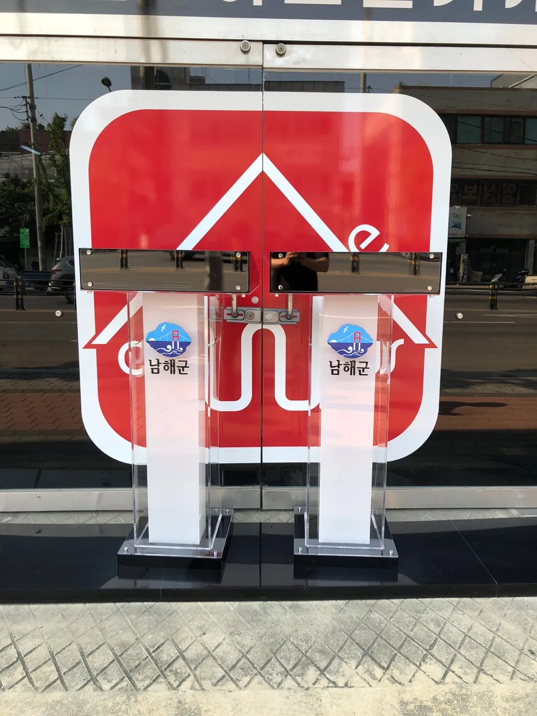 블랙 상단과 서리 아크릴 몸통을 조합하고 기관 로고를 넣은 다보형 아크릴 사회대 두 대의 정면